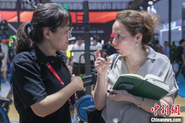 5月22日，2025中国国际体育用品博览会现场，一位海外采购商同参展商沟通咨询。刘力鑫 摄