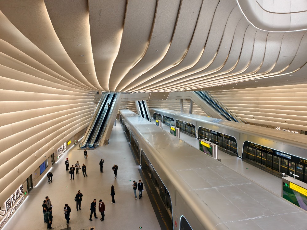 4月9日,T3B航站楼正式投用,旅客搭乘捷运系统抵达T3B航站楼。记者 崔力 摄