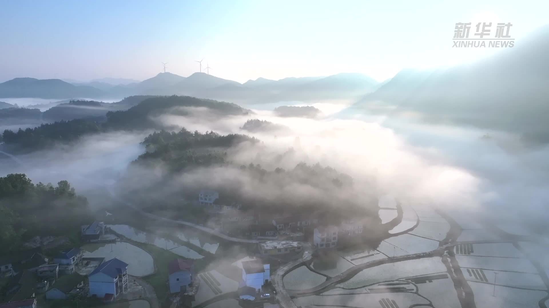 苗寨云海入画来 夏日风光宛如仙境