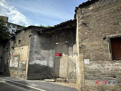 西湖区民国建筑地藏庵巷3号民居大门被水泥墙面封闭。
