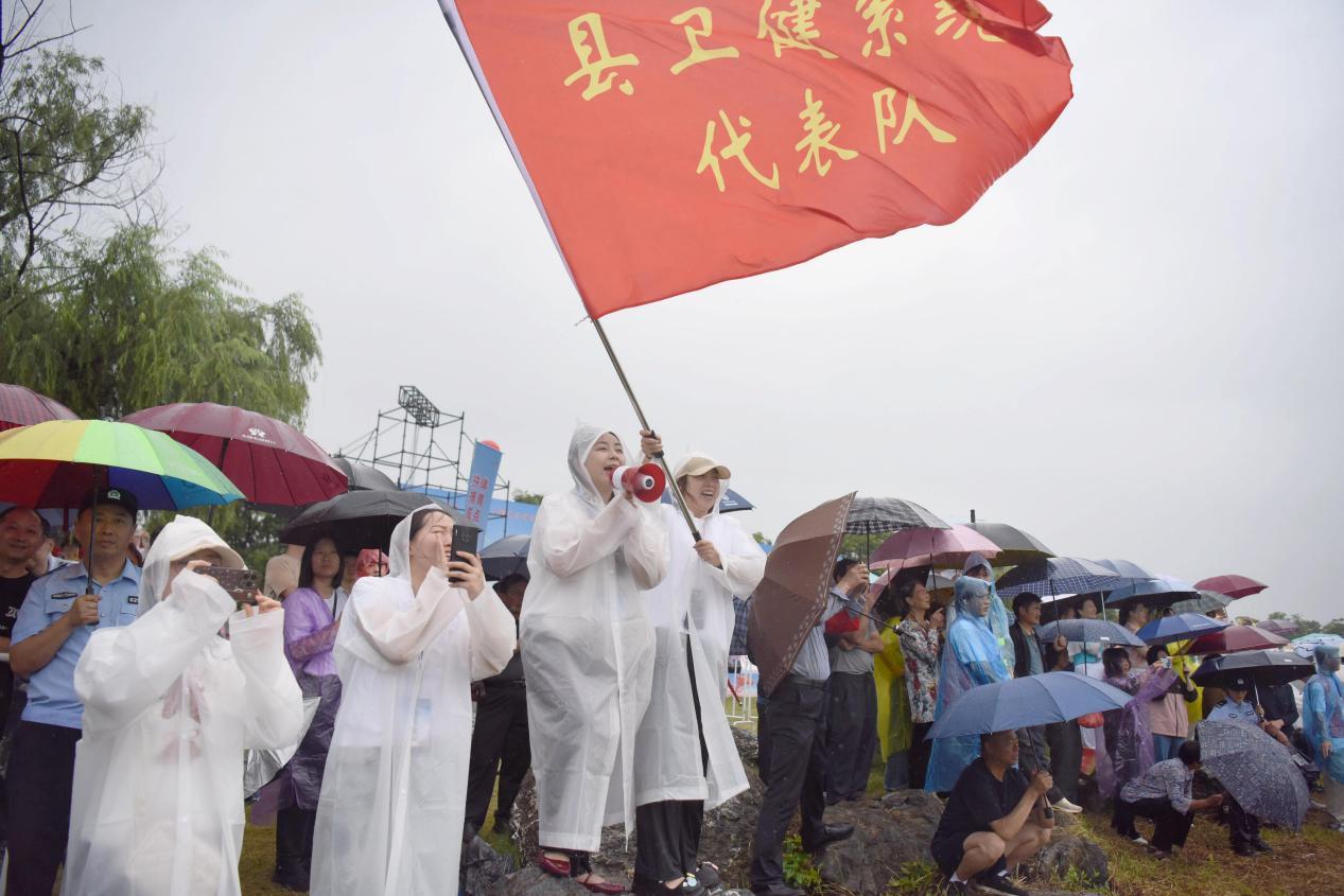 观众为比赛加油呐喊。 李攀攀 摄