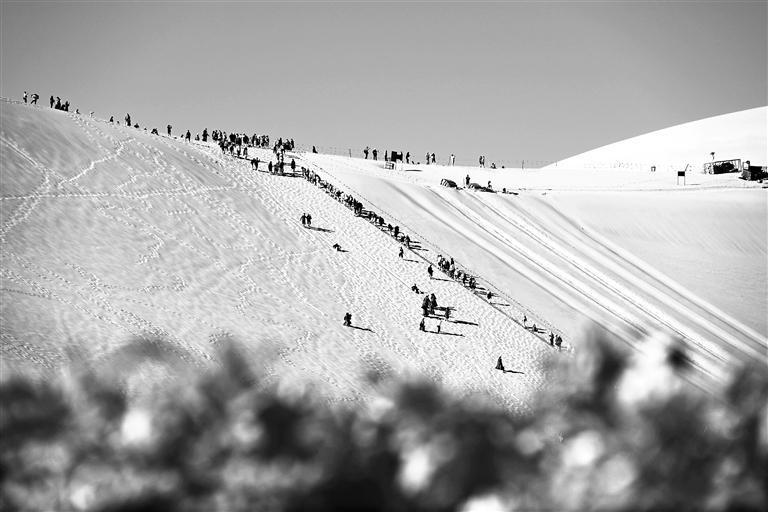 游人在敦煌鸣沙山月牙泉景区游玩　张晓亮