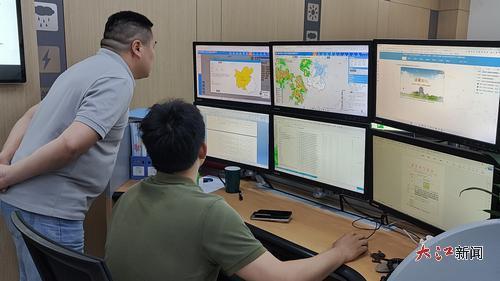 孟明华在和同事分析气象资料，准备发布预警信号。