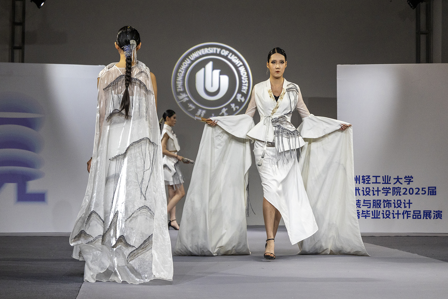 传统与潮流共舞！郑州轻工业大学2025届服装设计毕业大秀璀璨启幕