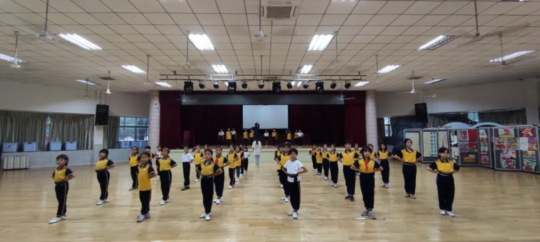 △ 桂城中心小学学生在学习粤剧身段、唱腔等