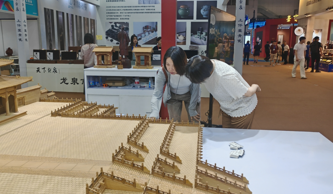 ▲游客参观“样式雷”北京城中轴线故宫三大殿建筑结构模型