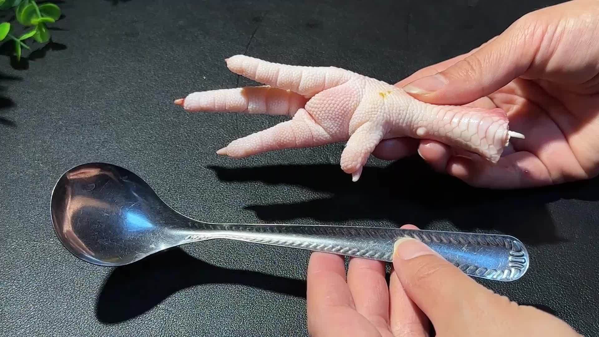 今天才知道，鸡爪去骨原来如此简单，一个勺子就搞定，又快又完整