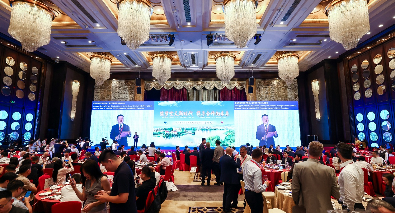 (5月23日,梁平区副区长唐俊义向现场来宾作《筑梦空天新时代·携手合作向未来》的精彩推介,全景展示中国西部低空之城—重庆梁平)