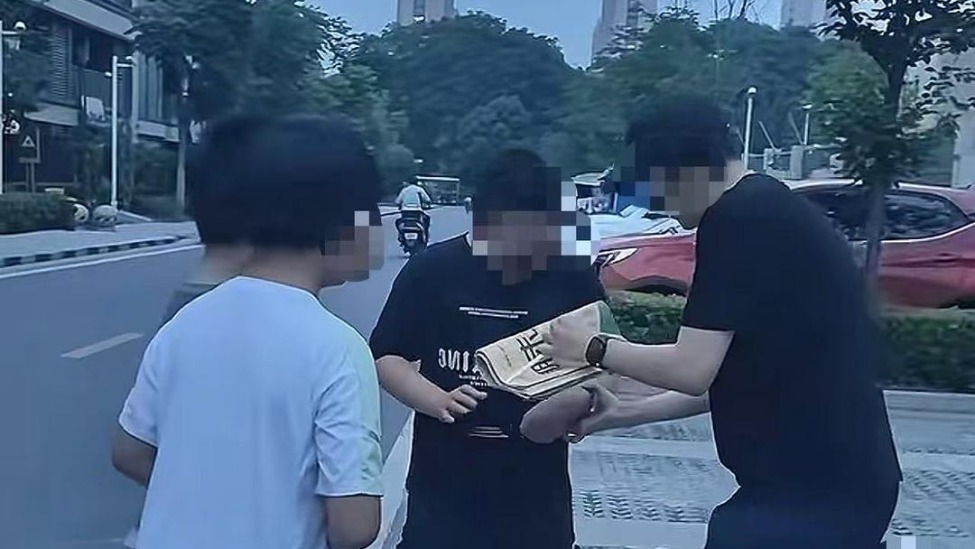 3名“熊孩子”闯入正装修别墅搞破坏，业主：家长带孩子道歉，我回赠了试卷