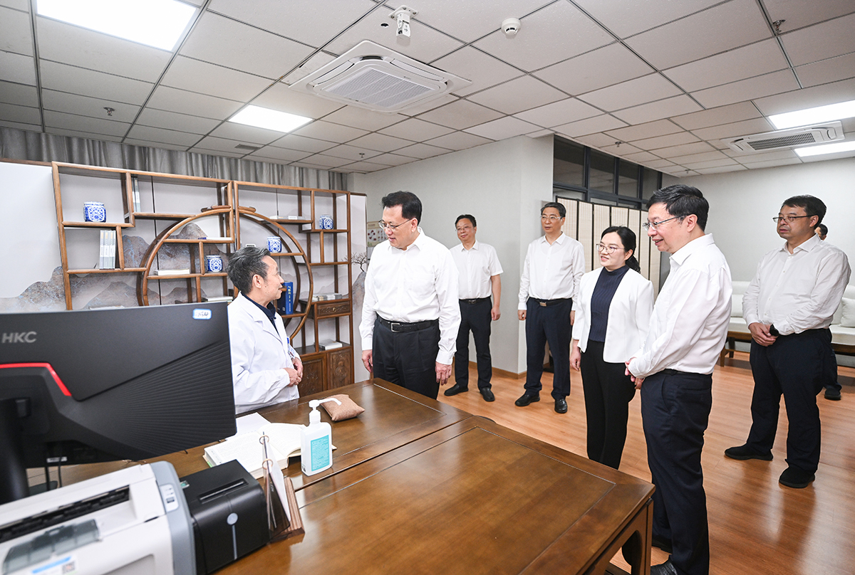 ▲5月27日上午，在市中医院南桥寺院区，市委书记袁家军，市委副书记、市长胡衡华同全国名中医交谈。记者 苏思 摄