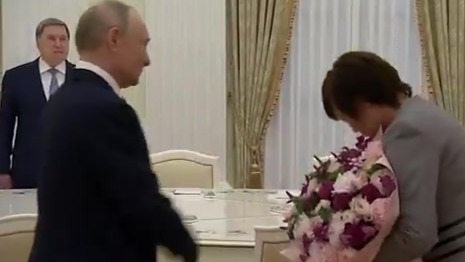 普京会见安倍晋三遗孀，当面送花