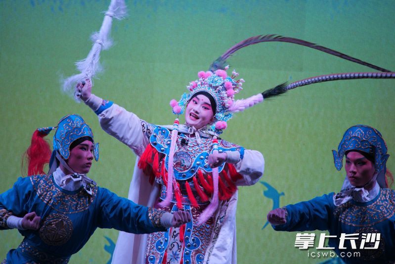 长沙滨江文化园的杜鹃花剧场把传统文化玩出了花。图为杜鹃花剧场里的湘剧表演。均为长沙文旅供图