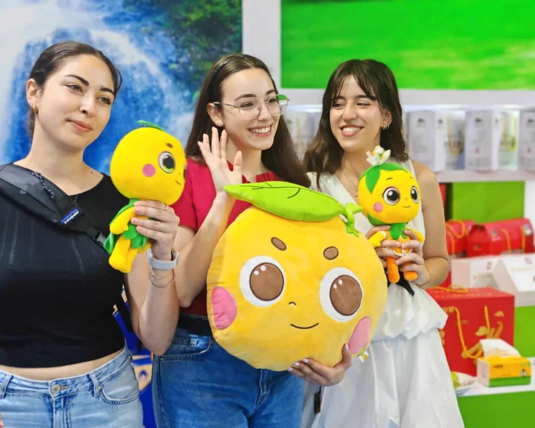 ▲外国游客在江西安远馆与吉祥物合照