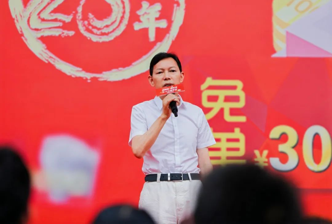 “您购物 我买单”万家丽超级家装节盛大启动！知名演员刘凡菲与消费者亲切互动