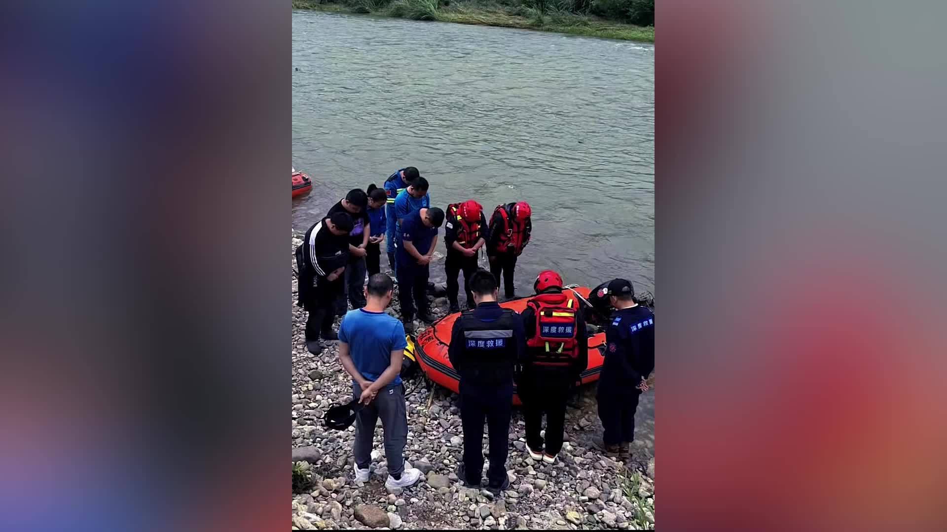 女救援队员划桨板时为救落水儿子遇难，朋友：她今年54岁，为人热心性格很好