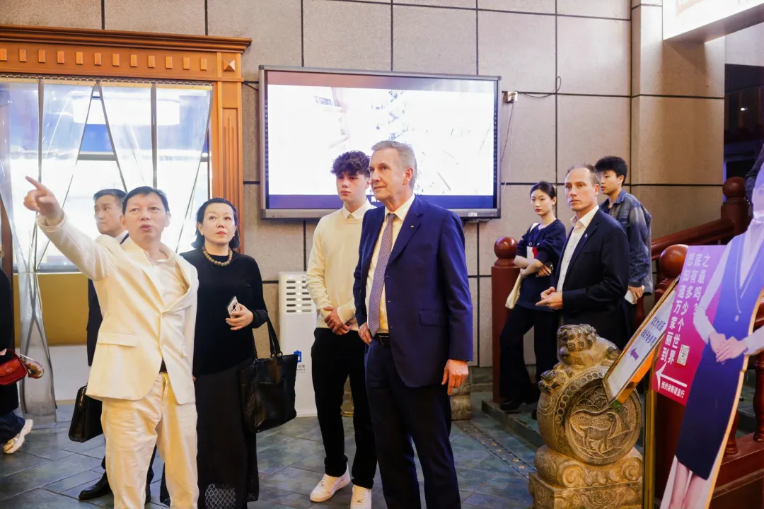 “您购物 我买单”万家丽超级家装节盛大启动！知名演员刘凡菲与消费者亲切互动