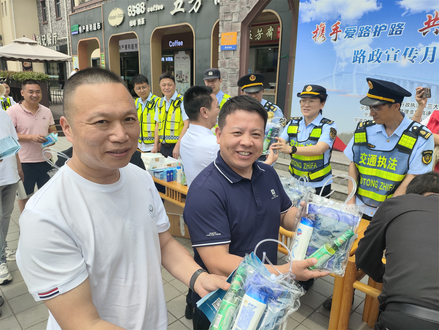 路政宣传月&middot;携手护路同行 | 宁波市交通执法队开展货车司机意见征求暨普法宣传活动