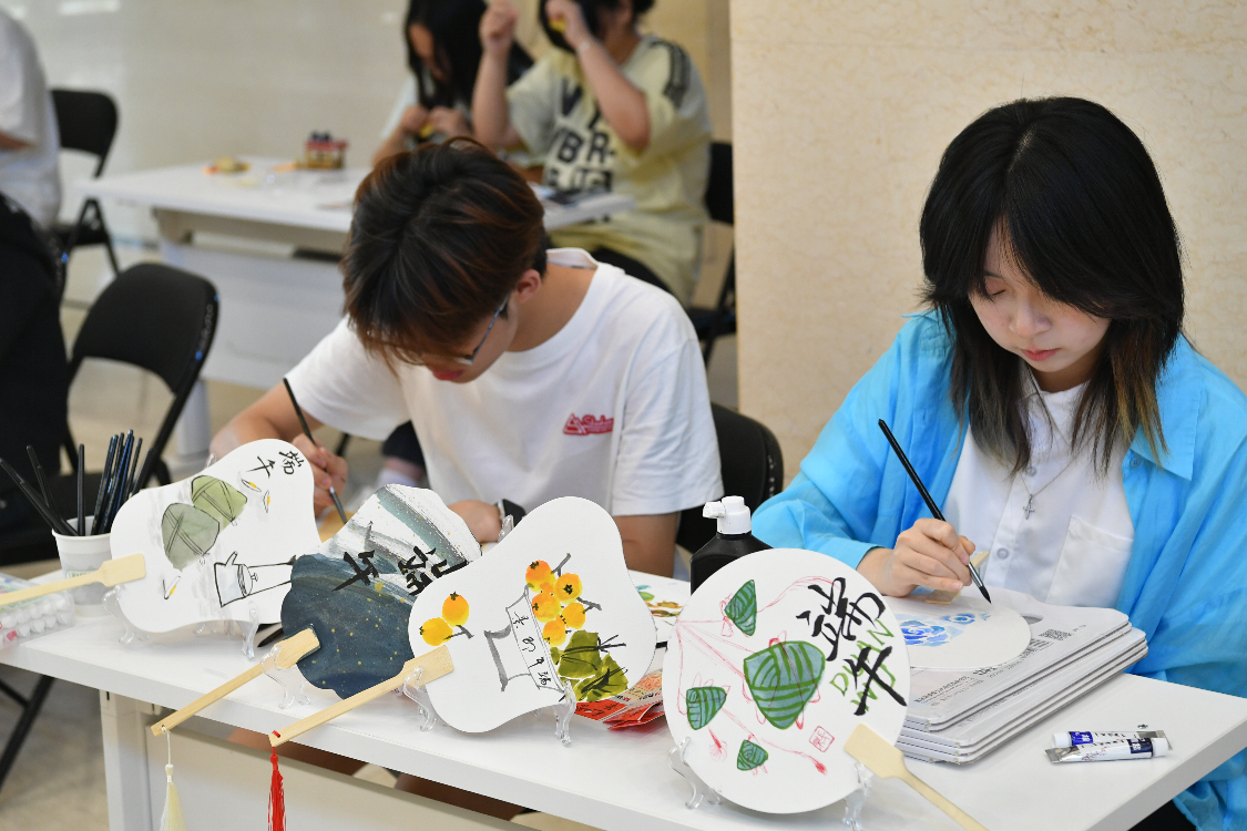 江西中医药大学举办“粽享端午&middot;情满江中”端午民俗文化体验集市活动