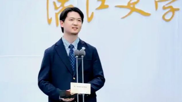 记者实地探访刘楚昕工作单位，同事：他简单低调，平时不坐班 曾自述业余时间写作