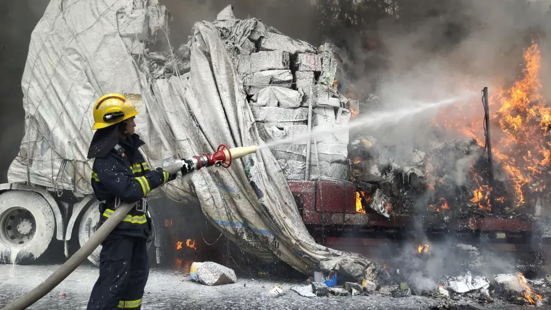 你的快递可能被烧了!瑞昌境内一快递车在高速上起火(图)