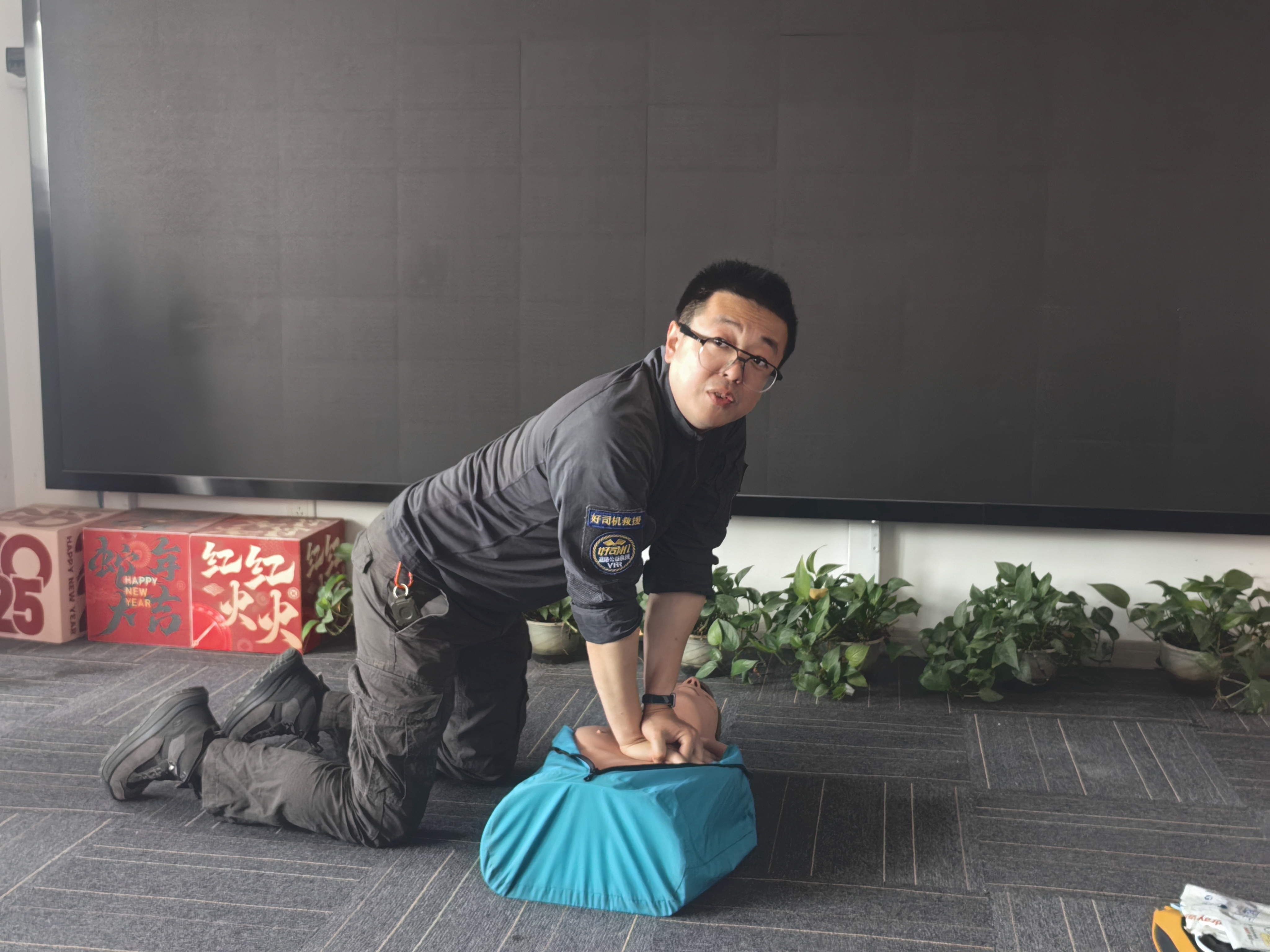 青岛蓝丝带家长互助会开展红十字急救培训 为生命安全筑牢防护网