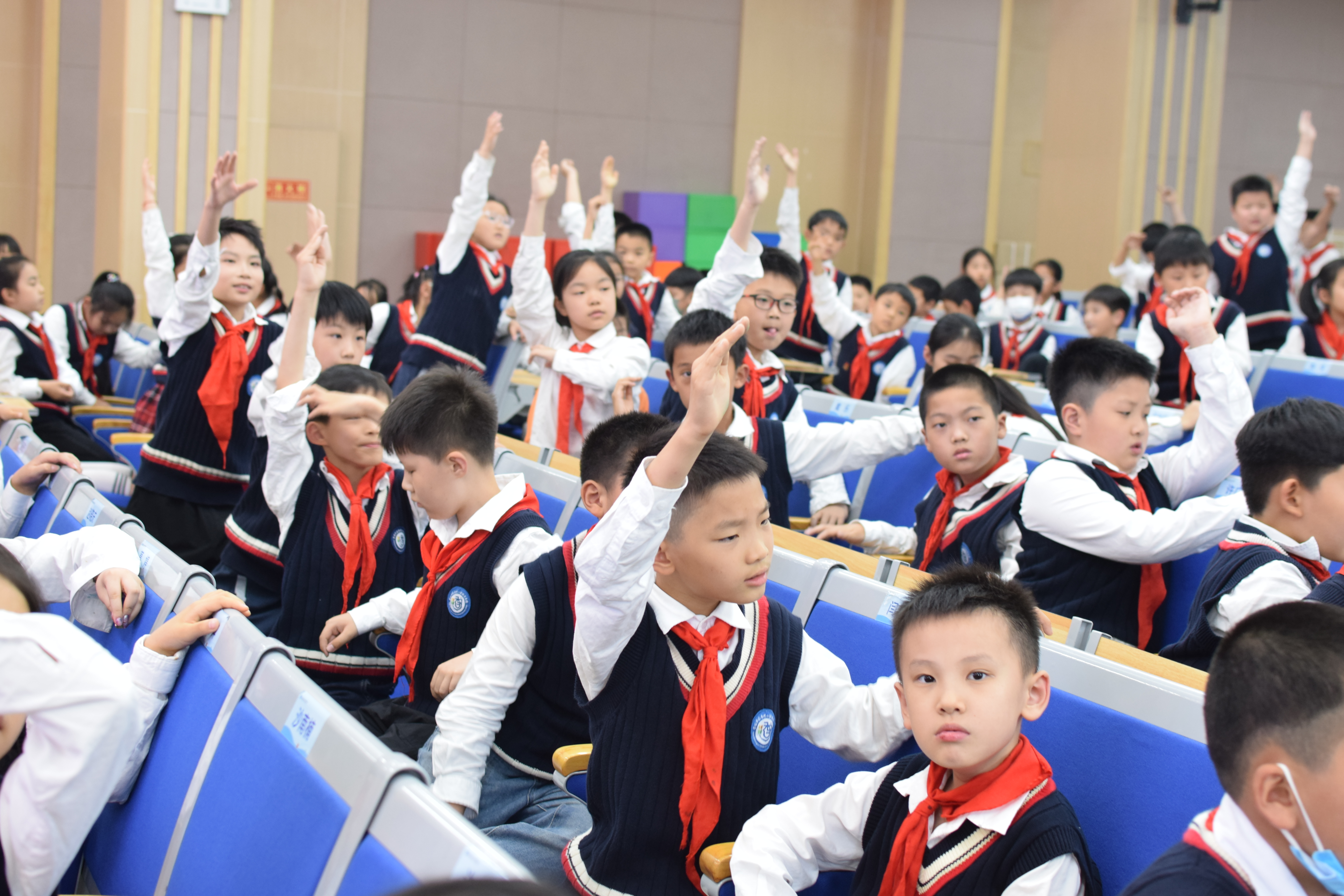 “等离子体-神奇物质第四态”科普活动 走进稻香村小学