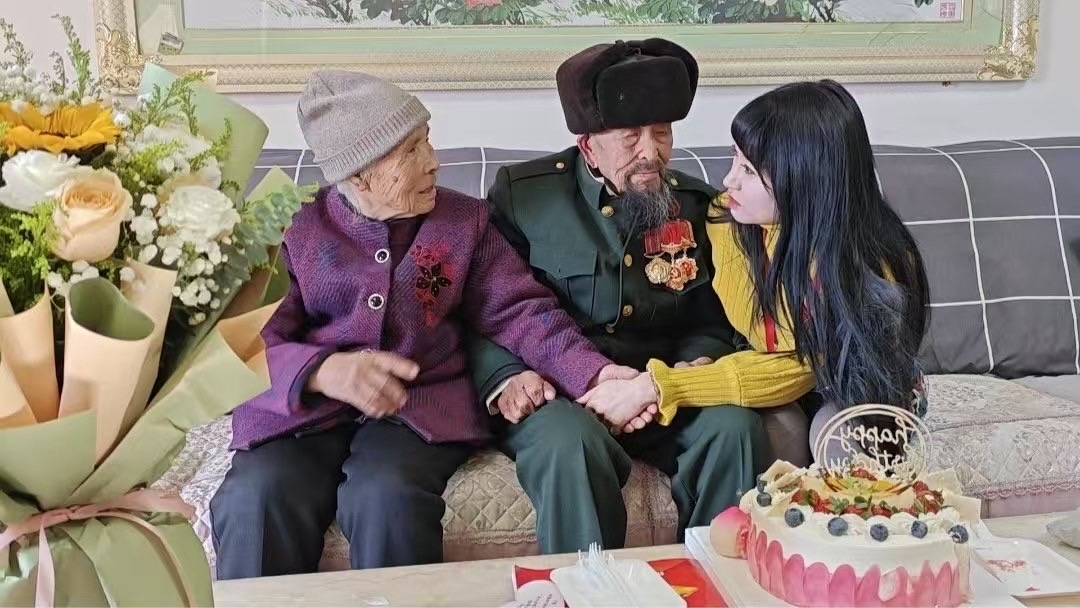 资料图：记者与杨俊孝及其老伴聊天