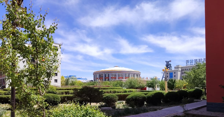 （黄陶勒盖煤矿公司一角，图中带有地域特色建筑为其员工餐厅）