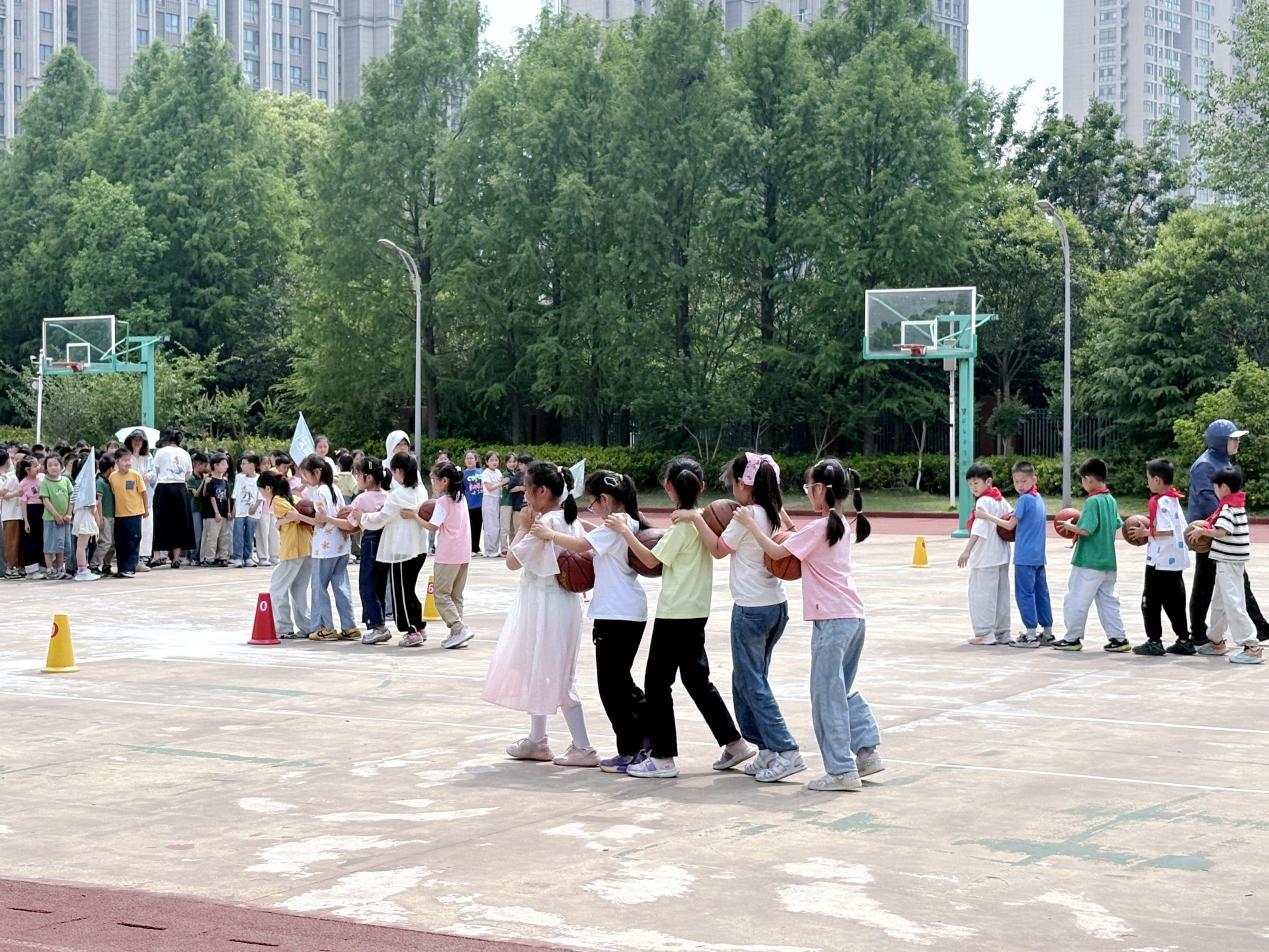 图为滨江学校心理运动会