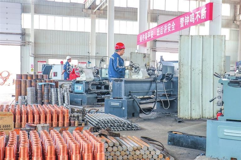 兰州大宏工程设备有限公司生产车间，工人正在加工主螺栓。