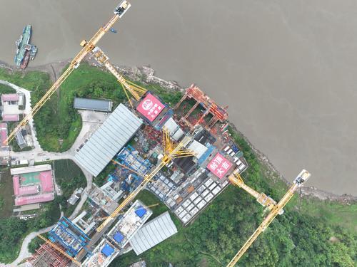 ▲5月28日,渝万高铁石沱长江大桥首个主塔实现封顶。 记者 罗斌 摄