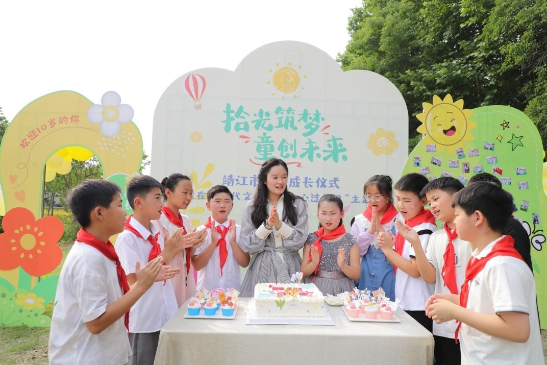 图为生日典礼上，大家一起唱响《生日歌》