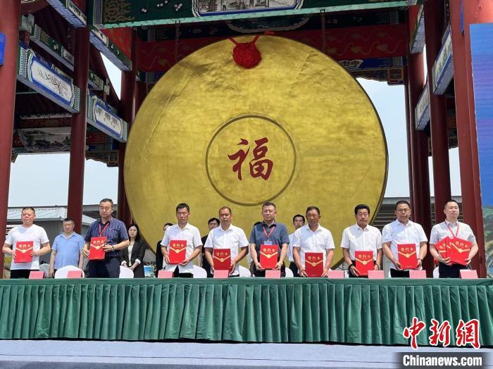 5月29日，迁西板栗精品示范园认购权签约现场。　　董皓楠 摄