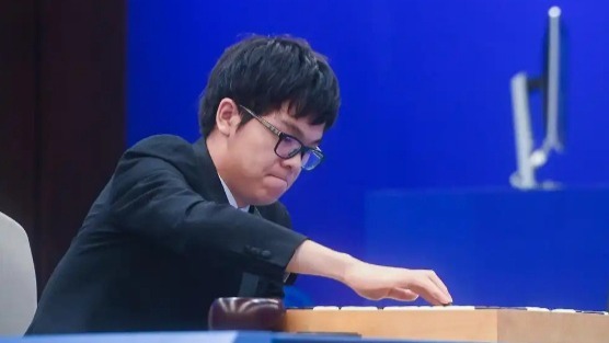柯洁“退赛风波”后重回赛场，首轮告负