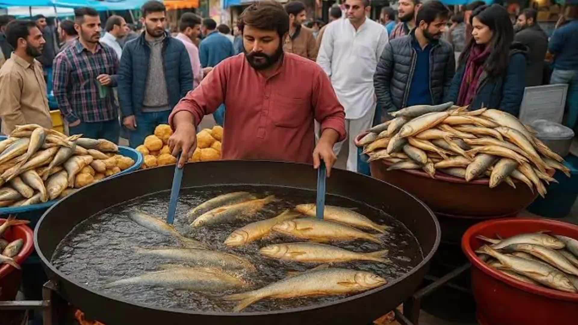 见识一下，阿富汗每天卖出1200条的炸鱼摊，4口铁锅全天不停歇