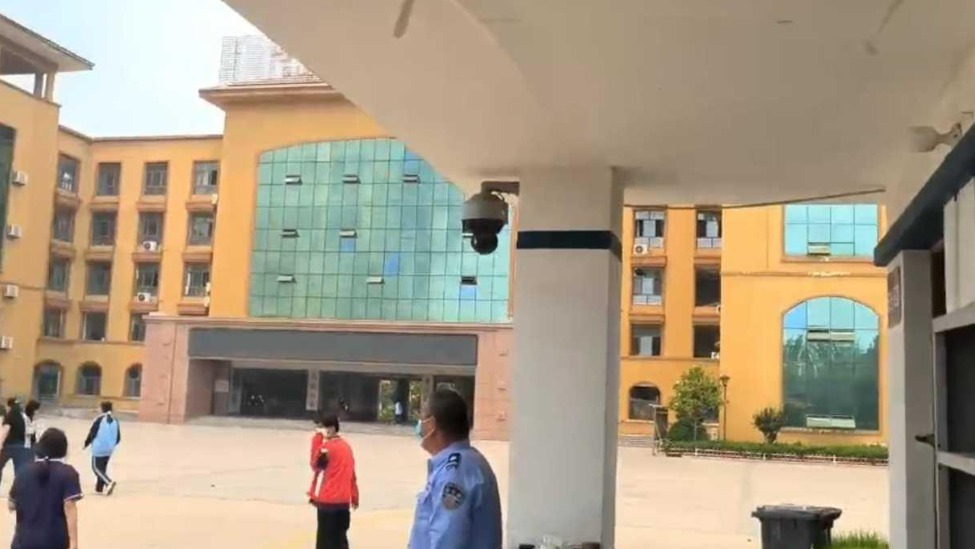 高密爆炸化工厂附近学校教室窗户受损，学生：像刮大风一样，闻到农药味