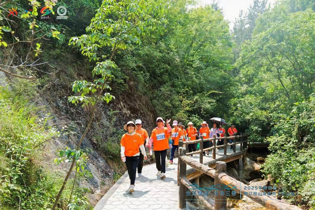 参赛者在灵秀山水间漫步。 陕西省体育局供图