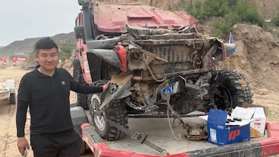 越野车翻转一圈半报废，车主鼻梁骨折