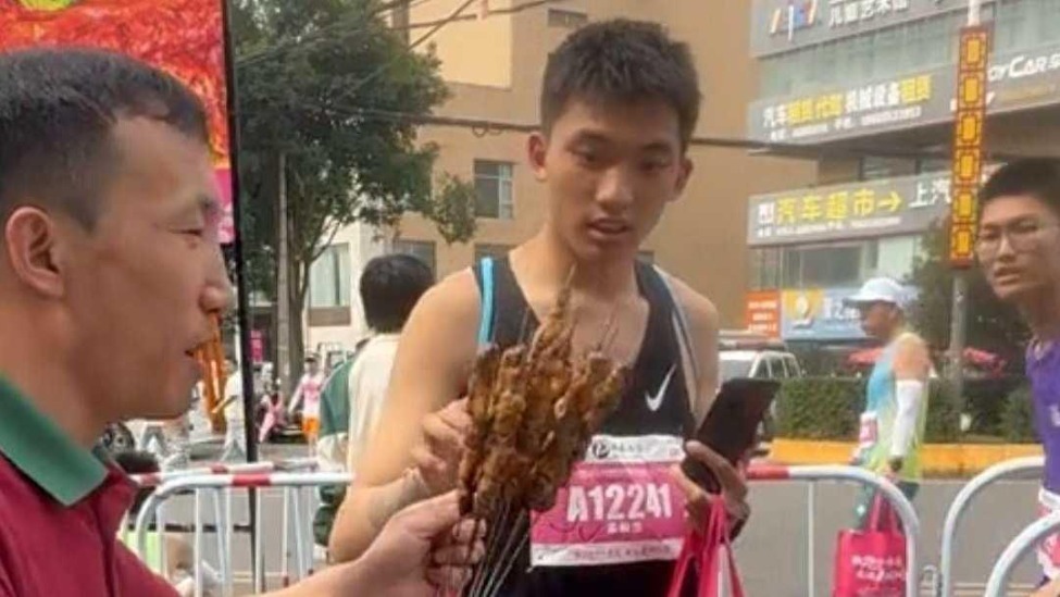 山西阳泉半马“硬核”补给，安排10只烤全羊和4000多串羊肉串