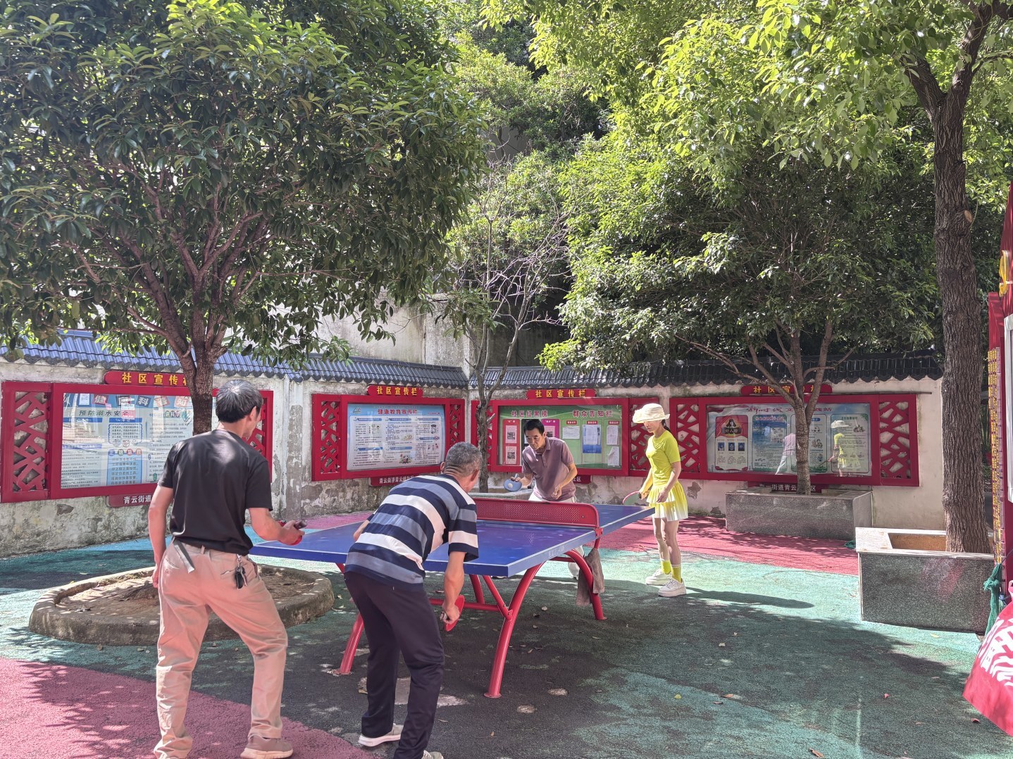 凤凰香域小区居民在打乒乓球。