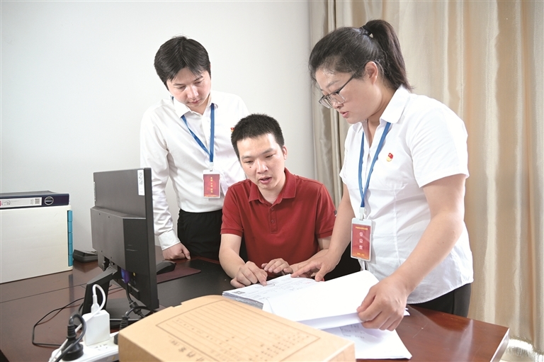 江西省丰城市纪委监委紧盯群众反映强烈的问题，持续深入推进乡镇财政资金管理使用专项整治。图为近日，该市孙渡街道纪委会同财会人员监督检查惠农资金发放落实情况。李建 摄