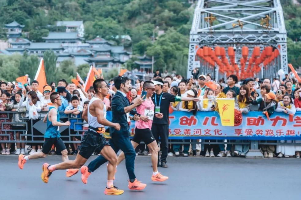 市民自发组成的“最强氛围组”,也是兰马出圈的原因之一。图源自兰州马拉松官方公众号