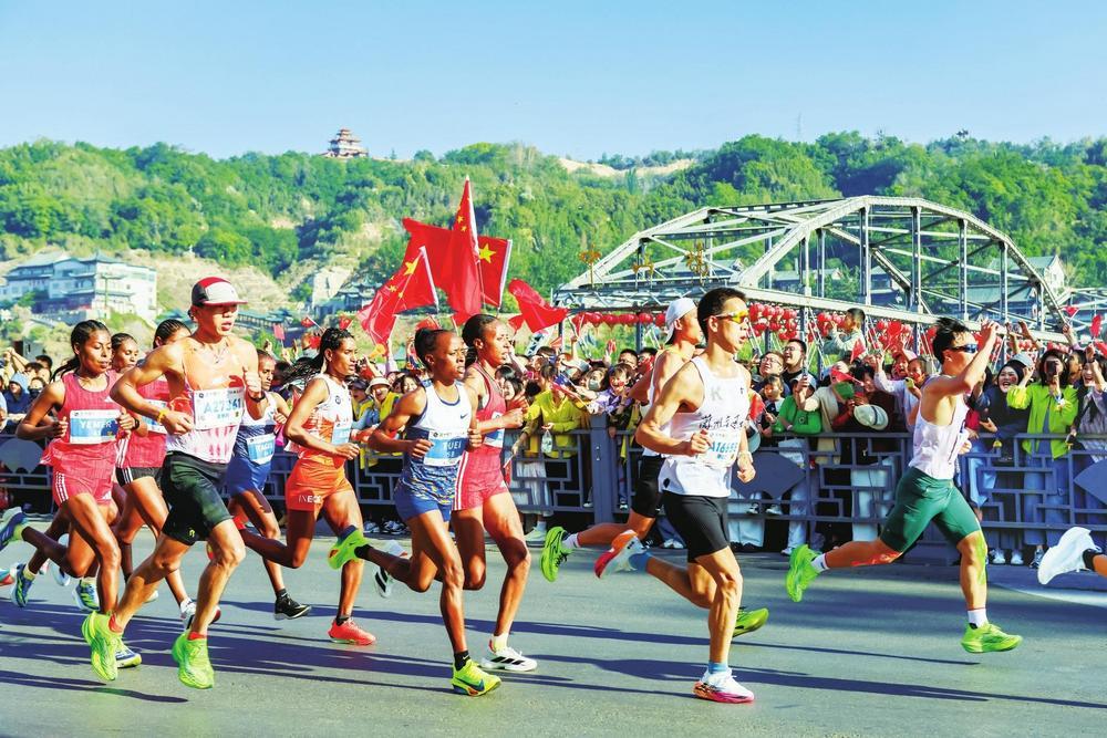 参赛选手途经中山桥　新甘肃&middot;甘肃经济日报记者　瞿娟　摄