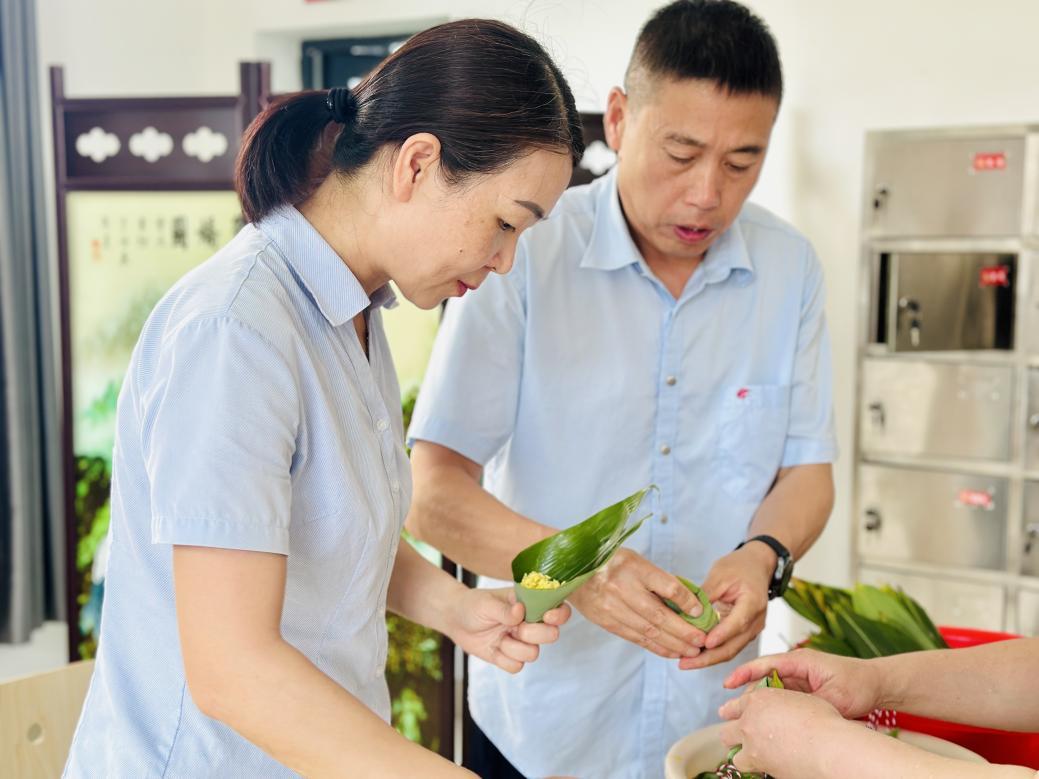 十八塘西收费站员工正在包粽子