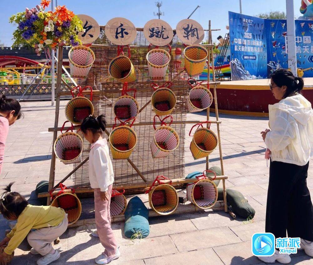 杨家埠民间艺术大观园的投壶活动