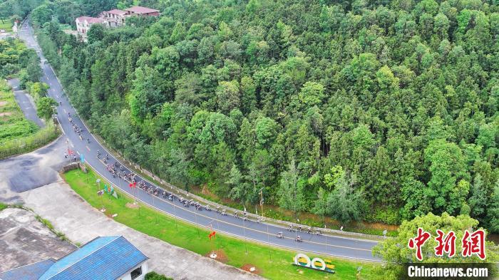 5月25日，2025环三爪仑公路自行车精英赛暨环鄱阳湖自行车精英赛(靖安站)比赛在江西靖安开赛。靖安县融媒体中心 供图