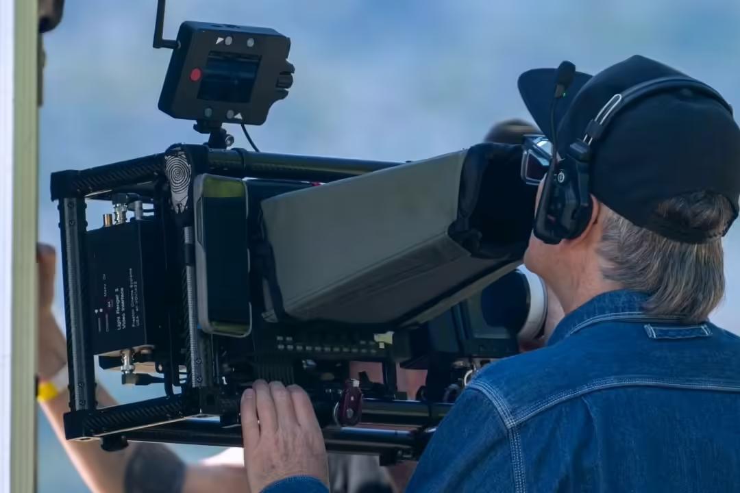 谷歌Pixel 10拍摄现场曝光,手机外观延续前代设计