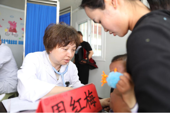 周红梅主任为孩子听诊