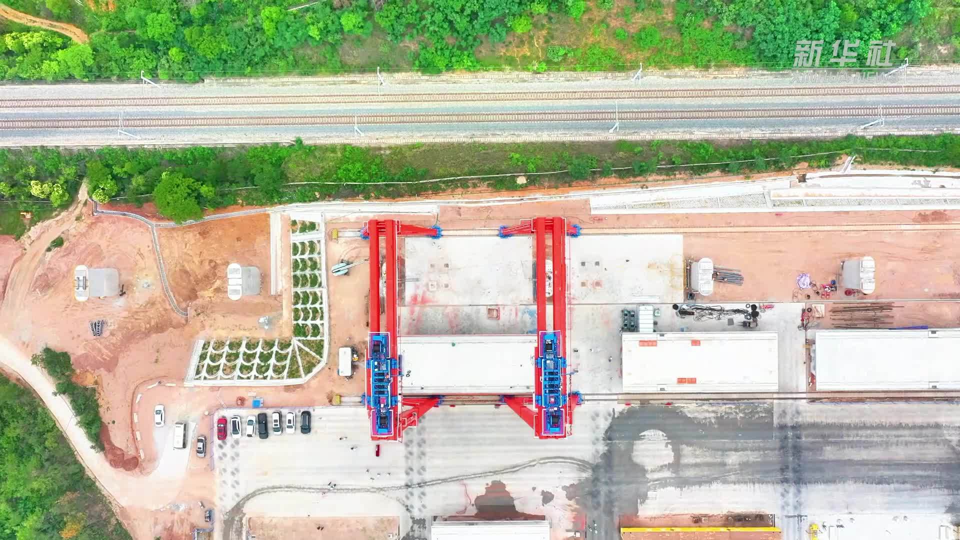 合武高铁湖北段首榀箱梁成功架设