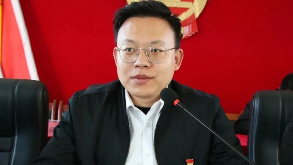 设宴送礼为乡长等2人“饯行”，乡党委书记安排向47人摊派7000余元